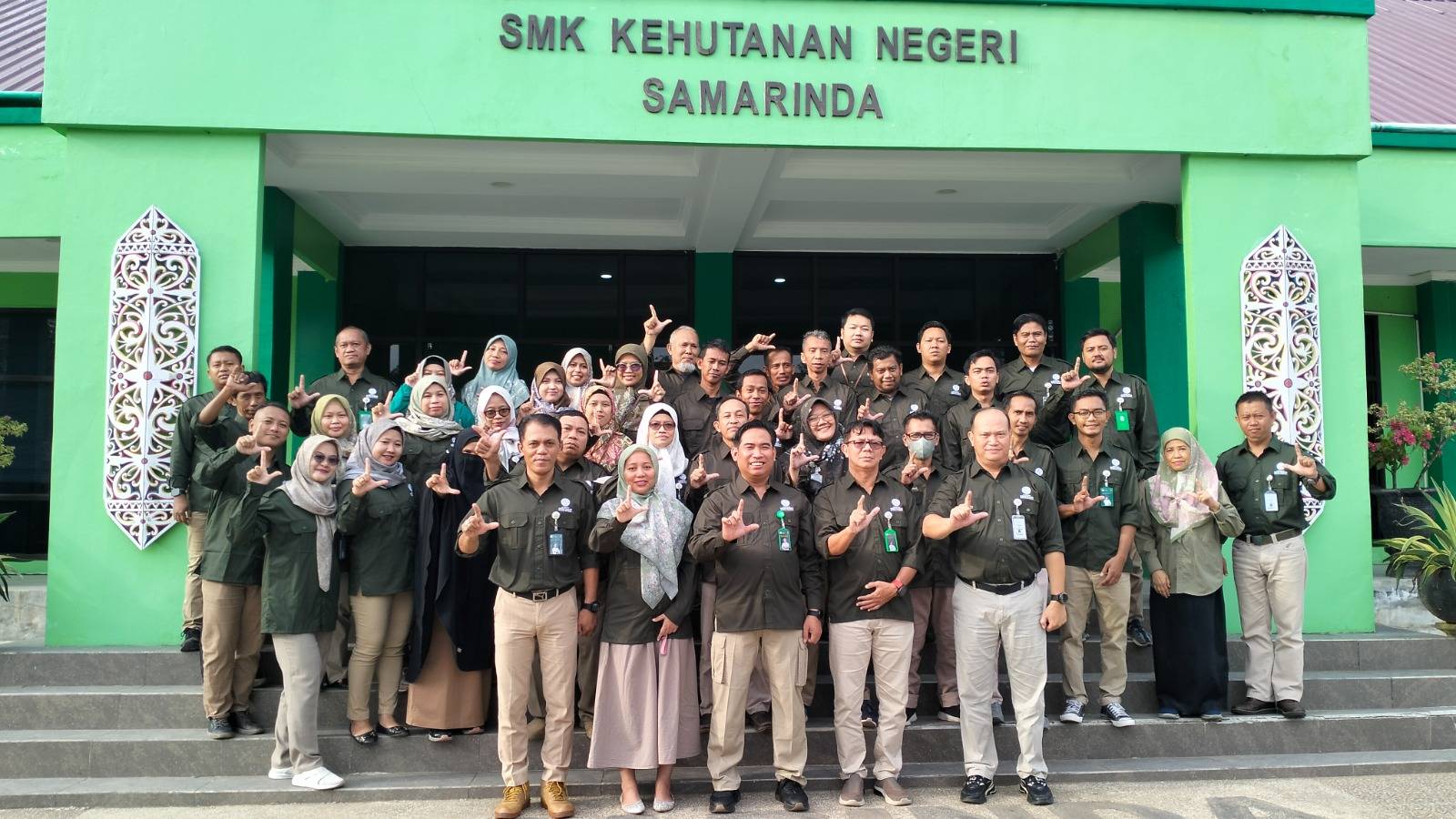 guru dan staff smk kehutanan samarinda