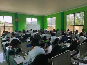 Kegiatan siswa dalam ruangan lab komputer