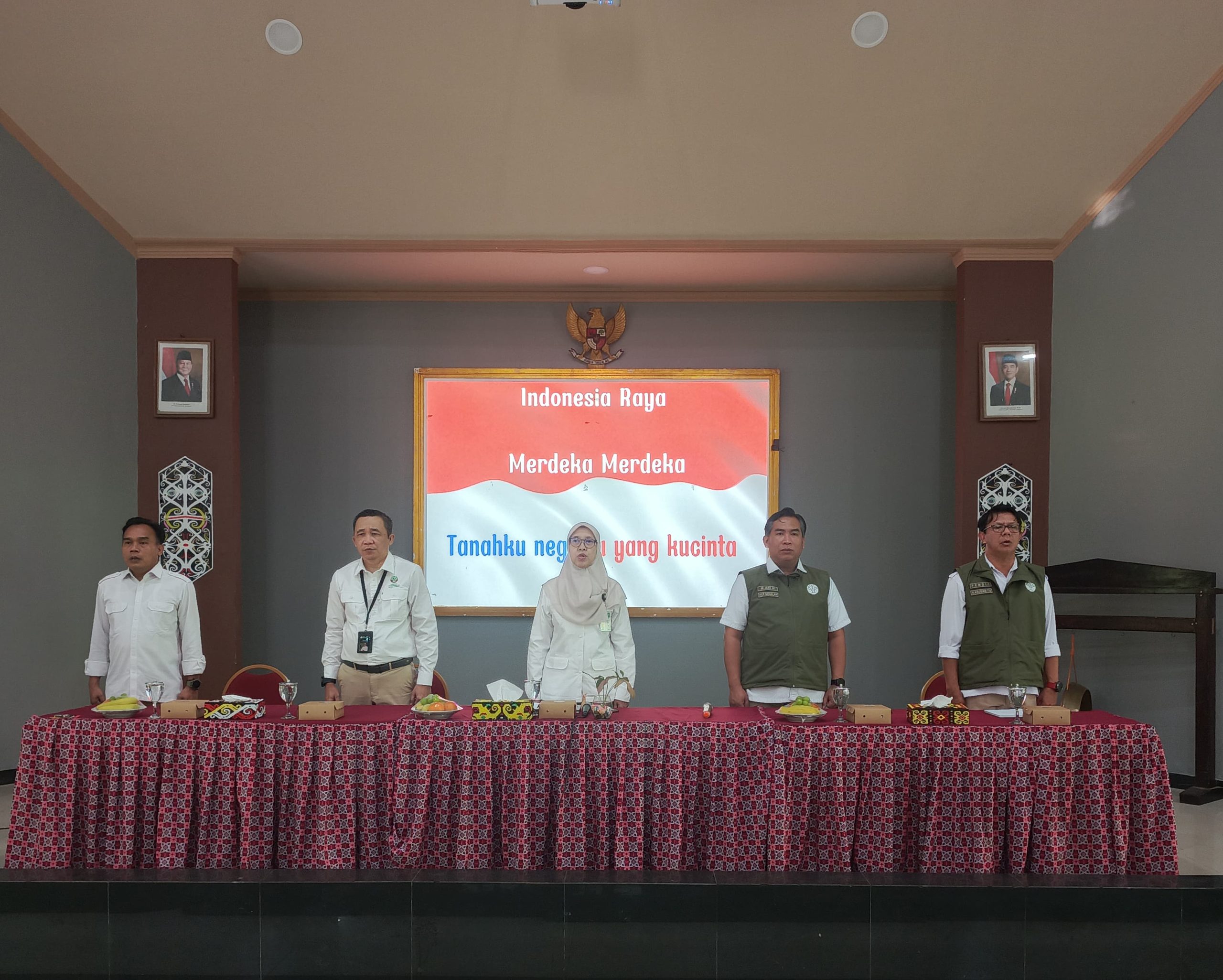 Menyanyikan lagu kebangsaan kemerdekaan Indonesia